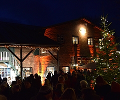 Viele Menschen füllten am Sonntag den Hof des Töverhuus in Klein Nordende. (Foto: Frank)