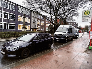 Fahrzeuge der Polizei standen am Mittwochmorgen in der Schulstraße in Elmshorn. (Foto: Frank)