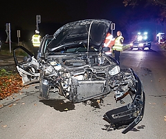 Ein AKN-Zug erfasste diesen VW Golf in Klein Offenseth-Sparries- hoop auf dem Bahnübergang Waldstraße. Rechts im Bild ist die Waldstraße Richtung Elmshorn zu sehen. Von dort kam das Auto. Der 73-jährige Fahrer bog in den Offenauer Weg (links im Bild) ab, wo es zum Zusammenstoß kam. (Foto: Florian Sprenger)
