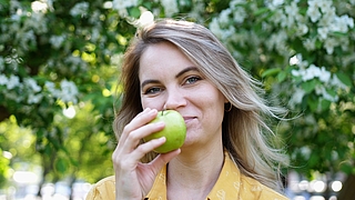 Viele Pollenallergiker klagen jetzt über Kreuzallergien, die beim Genuss bestimmter Obst- und Gemüsesorten entstehen. Dabei kribbeln und röten sich Lippen, Zunge und Mundschleimhaut und schwellen an. (Foto: AOK/hfr.)