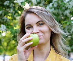 Viele Pollenallergiker klagen jetzt über Kreuzallergien, die beim Genuss bestimmter Obst- und Gemüsesorten entstehen. Dabei kribbeln und röten sich Lippen, Zunge und Mundschleimhaut und schwellen an. (Foto: AOK/hfr.)