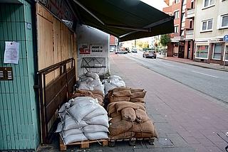 Gedreht wird unter anderem in dem ehemaligen Gemüseladen Barakat in der Schulstraße 43. (Foto: Jan-Hendrik Frank)