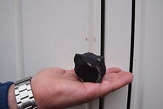 Der Meteorit ist 225 Gramm schwer und 5 mal 5,5 Zentimeter groß. (Foto: Frank)