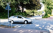 Ein Auto biegt von der Ahrenloher Straße in die Hamburger Straße ab. Radfahrende und Fußgänger haben auf diesem Überweg Vorrang. Das ist laut Gesetz aber nicht erlaubt, da die Querung mehr als fünf Meter von der Ahrenloher Straße entfernt liegt. (Foto: Frank)