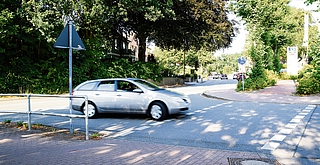 Ein Auto biegt von der Ahrenloher Straße in die Hamburger Straße ab. Radfahrende und Fußgänger haben auf diesem Überweg Vorrang. Das ist laut Gesetz aber nicht erlaubt, da die Querung mehr als fünf Meter von der Ahrenloher Straße entfernt liegt. (Foto: Frank)