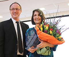 „Wir drücken mit der Verleihung des Kulturpreises nicht nur den Kunstschaffenden gegenüber unsere Anerkennung aus, sondern zeigen auch, welchen hohen Stellenwert Kunst und Kultur hier in Elmshorn haben“, sagte Bürgermeister Volker Hatje bei der Preisverleihung an Susanne Berger. (Foto: Torben Hinz, Stadt Elmshorn)