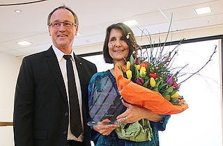 „Wir drücken mit der Verleihung des Kulturpreises nicht nur den Kunstschaffenden gegenüber unsere Anerkennung aus, sondern zeigen auch, welchen hohen Stellenwert Kunst und Kultur hier in Elmshorn haben“, sagte Bürgermeister Volker Hatje bei der Preisverleihung an Susanne Berger. (Foto: Torben Hinz, Stadt Elmshorn)