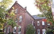 Aus Sicht der Elterninitiative Tornesch wird der Altbau der Johannes-Schwennesen-Schule den Anforderungen an modernen Unterricht nicht gerecht. (Foto: Frank)