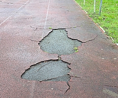 In der Tartanbahn klaffen große Löcher. (Foto: Stadt Barmstedt)