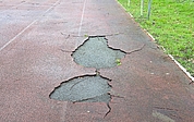 In der Tartanbahn klaffen große Löcher. (Foto: Stadt Barmstedt)