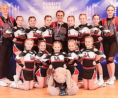 Die LA Rebels und ihre Coaches jubeln über Platz 3. (Foto: @elmshornyellowpress, Gregor Klöters)