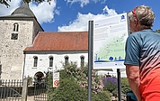 Diese neue Infotafel steht an der St. Petri-Kirche in Bosau. (Foto: Mönchsweg e.V./Thomas Widerin)