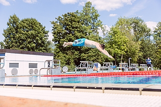 Im Badepark lässt sich der Sommer gut aushalten. (Foto: Stadtwerke Elmshorn)