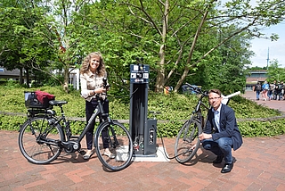 Stellten im Mai 2022 eine Fahrradreparaturstation in Tornesch vor: Bürgermeisterin Sabine Kählert und Bauamtsleiter René Goetze. Die Stadt will ihre Fahrradinfrastruktur weiter verbessern. (Archivfoto: Frank)