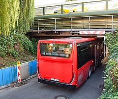 Der Bus fuhr gegen die Konstruktion des Geschwister-Scholl-Tunnels am Elmshorner Bahnhof. (Foto: Frank)