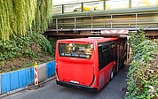 Der Bus fuhr gegen die Konstruktion des Geschwister-Scholl-Tunnels am Elmshorner Bahnhof. (Foto: Frank)