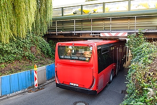 Der Bus fuhr gegen die Konstruktion des Geschwister-Scholl-Tunnels am Elmshorner Bahnhof. (Foto: Frank)