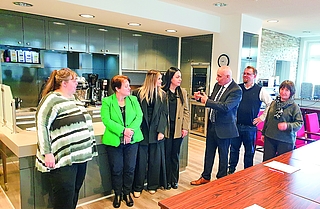 Kole Gjoka (3. v. re.) und Conrad Krödel (2. v. re.), Fachlehrer für Gastronomie an der Beruflichen Schule Elmshorn, zusammen mit einer weiteren Lehrkraft im Gespräch mit den Gästen aus Albanien.  (Fotos: Strandmann)