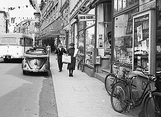 Die Elmshorner Königstraße Mitte der 1950er Jahre. Die Geschäfte wie Foto Fischl (re.) kannte jeder. Heute ist die Fluktuation deutlich höher. (Foto: Per Koopmann/Stadtarchiv)