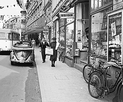 Die Elmshorner Königstraße Mitte der 1950er Jahre. Die Geschäfte wie Foto Fischl (re.) kannte jeder. Heute ist die Fluktuation deutlich höher. (Foto: Per Koopmann/Stadtarchiv)
