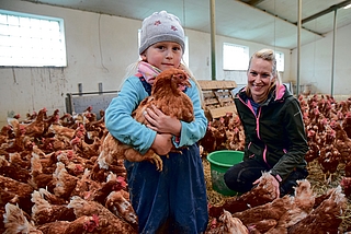 Hilde Schüder (5, links) liebt die Hühner ihrer Mutter Sandra Schüder. (Foto: Jan-Hendrik Frank)
