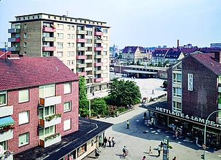 Dem Holstenplatz fehlt schon immer ein höheres Gebäude parallel zu den Bahnschienen (hinten), das den Platzcharakter stärker betont. Diesen Plan verfolgt die Stadt weiterhin. Ein neues großes Parkplatz soll nun allerdings nicht mehr dort, sondern auf dem heutigen ZOB entstehen. (Foto: Placzek / Archiv)