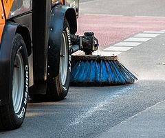 Wie oft die Kehrmaschine kommt, hängt künftig davon ab, wie dreckig die Straße ist. (Symbolfoto: wal_172619 auf Pixabay)
