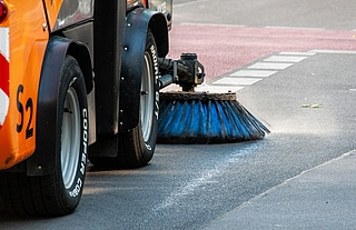 Wie oft die Kehrmaschine kommt, hängt künftig davon ab, wie dreckig die Straße ist. (Symbolfoto: wal_172619 auf Pixabay)